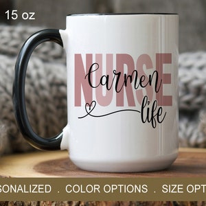 Puede incluir: Taza de cer&aacute;mica blanca con asa negra. La taza tiene un dise&ntilde;o rosa y blanco que dice "Nurse Carmen Life" con un peque&ntilde;o s&iacute;mbolo de coraz&oacute;n. La taza es de 15 onzas.
