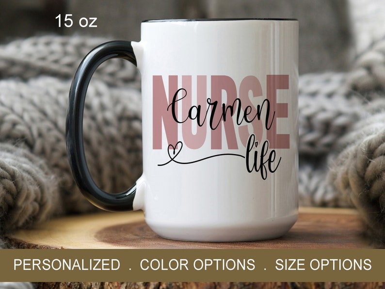 Puede incluir: Taza de cer&aacute;mica blanca con asa negra. La taza tiene un dise&ntilde;o rosa y blanco que dice "Nurse Carmen Life" con un peque&ntilde;o s&iacute;mbolo de coraz&oacute;n. La taza es de 15 onzas.