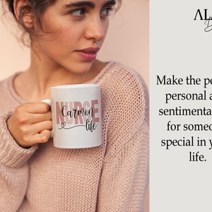 Puede incluir: Taza de cer&aacute;mica blanca con un dise&ntilde;o rosa y blanco que dice "Nurse Carmen life" con un s&iacute;mbolo de coraz&oacute;n.