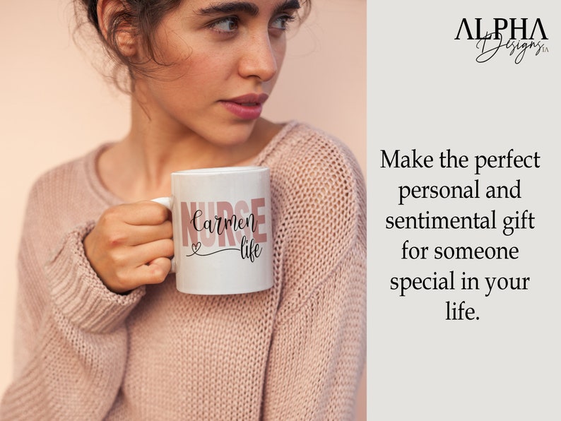 Puede incluir: Taza de cer&aacute;mica blanca con un dise&ntilde;o rosa y blanco que dice "Nurse Carmen life" con un s&iacute;mbolo de coraz&oacute;n.