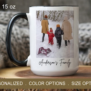 Puede incluir: Taza de cer&aacute;mica blanca con asa negra. La taza presenta una foto de una familia de cuatro personas caminando en la nieve. El texto "Anderson's Family" est&aacute; escrito en cursiva negra debajo de la foto. La taza es de 15 onzas.