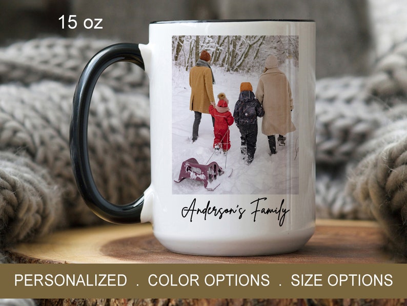 Puede incluir: Taza de cer&aacute;mica blanca con asa negra. La taza presenta una foto de una familia de cuatro personas caminando en la nieve. El texto "Anderson's Family" est&aacute; escrito en cursiva negra debajo de la foto. La taza es de 15 onzas.