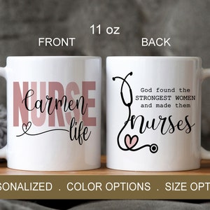 Puede incluir: Taza de cer&aacute;mica blanca con un dise&ntilde;o rosa y negro. La parte delantera de la taza dice "Carmen Nurse Life" con un coraz&oacute;n rosa. La parte trasera de la taza dice "Dios encontr&oacute; a las mujeres m&aacute;s fuertes y las convirti&oacute; en enfermeras" con un estetoscopio y un coraz&oacute;n rosa.