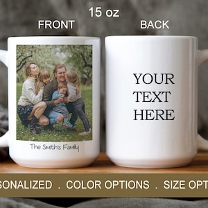 Puede incluir: Taza de cer&aacute;mica blanca con una foto de una familia de cuatro en un entorno de bosque. La taza tiene el texto "The Smith's Family" impreso debajo de la foto. La parte posterior de la taza tiene el texto "YOUR TEXT HERE" impreso en negro.