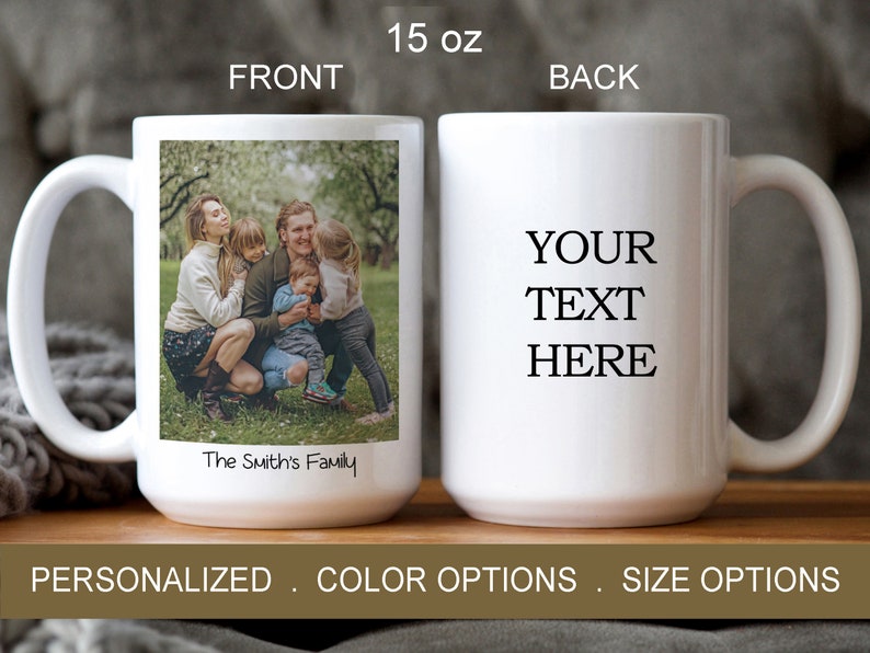 Puede incluir: Taza de cer&aacute;mica blanca con una foto de una familia de cuatro en un entorno de bosque. La taza tiene el texto "The Smith's Family" impreso debajo de la foto. La parte posterior de la taza tiene el texto "YOUR TEXT HERE" impreso en negro.