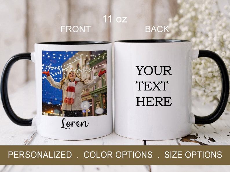 Puede incluir: Taza de cer&aacute;mica blanca con borde y asa negros. La parte delantera de la taza tiene una foto de una persona con los brazos en alto frente a una calle de la ciudad por la noche. El texto "Loren" est&aacute; impreso debajo de la foto. La parte posterior de la taza tiene el texto "YOUR TEXT HERE".