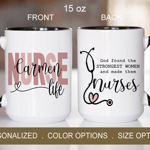 Puede incluir: Taza de cer&aacute;mica blanca con borde y asa negros. El frente de la taza dice "Nurse Carmen life" en letras rosas y negras. La parte posterior de la taza dice "God found the strongest women and made them nurses" con un estetoscopio y un gr&aacute;fico de coraz&oacute;n. La taza es de 15 onzas.