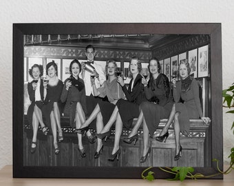 Print vrouwen aan de bar: vintage verbodsfoto, zwart-witte muurkunst