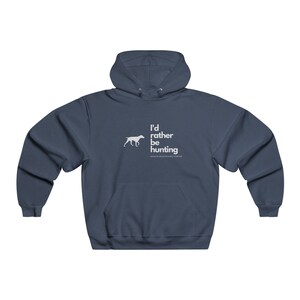 Op de afbeelding: Een marineblauw hoodie met de tekst "I'd rather be hunting" en een silhouet van een hond in wit.