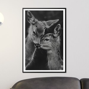 Impresión de arte de abrazo de ciervo tierno, decoración de pared de animales en blanco y negro, cartel de vida silvestre conmovedor, regalo de amante de la naturaleza, amor de cervatillo