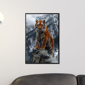 Majestätischer Tiger Kunstdruck, Wilder Tiger Wandbild, Kraftvolles Tierposter, Tiger in den Bergen, Naturfotografie, Wildtierkunst