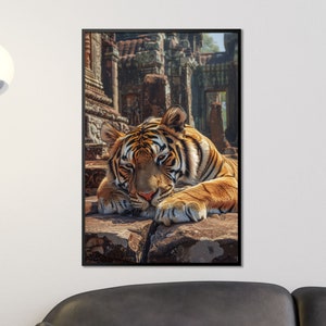 Tigre tranquilla presso l'antico tempio Stampa artistica, Decorazione della parete della fauna selvatica serena, Poster di viaggio esotico, Grande gatto in rovina, Opere d'arte regalo per gli amanti della natura