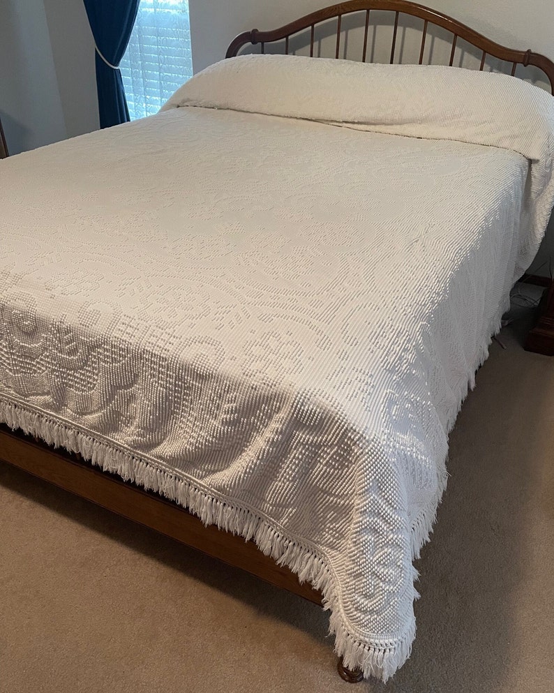 Beautiful Vintage Hobnail Popcorn Chenille Bedspread Approx. 100 In. by