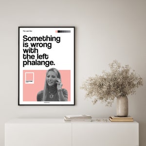 Puede incluir: Un póster en blanco y negro con el texto "The Last One" y "Something is wrong with the left phalange."  Una mujer aparece en la esquina inferior derecha del póster. El fondo es de color rosa claro.