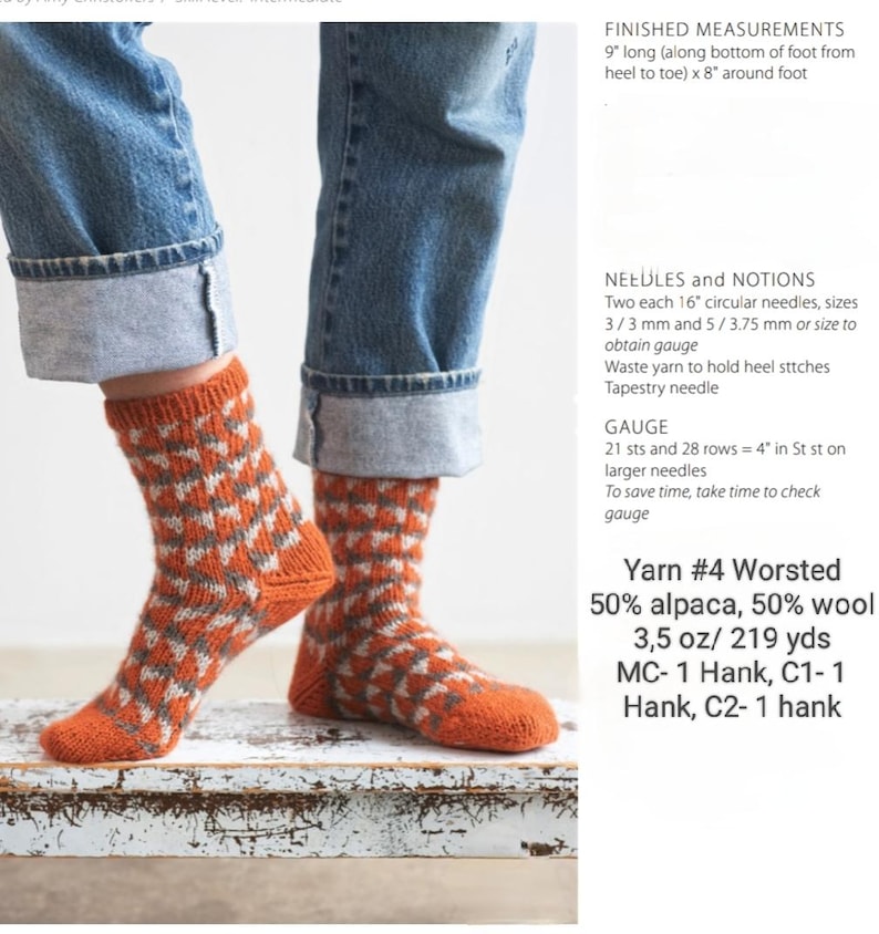Puede incluir: Calcetines de punto con un patr&oacute;n geom&eacute;trico naranja y blanco, usados con vaqueros azules. Los calcetines miden 22,86 cm de largo y 20,32 cm alrededor del pie. El hilo es 50% alpaca y 50% lana. La imagen muestra las medidas.