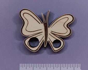 Peut inclure: Un porte-aiguille à laine en bois en forme de papillon avec deux trous pour la laine. Le porte-aiguille mesure environ 2,5 cm de large.