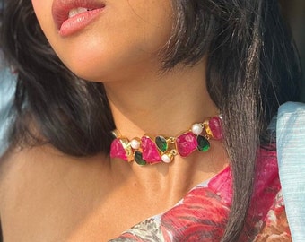 Chokerketting, handgemaakte choker, roze steen, ruwe steen veelkleurige ketting, hedendaagse choker, statement halsstuk, Indiase choker