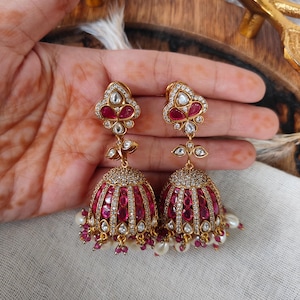 Boucles d'oreilles jhumkas indiens traditionnels, pierres rubis