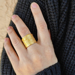 Handgefertigter Messingring: 18kt Gold, poliert, verstellbarer Statement-Ring