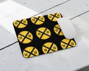 Tappetino per mouse con passaggio a livello, decorazione per ufficio a tema treno, tappetino da scrivania con segnale ferroviario giallo e nero, regalo unico per gli amanti dei treni