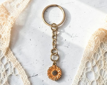 Sunflower Charm Keychain – Gold Tone Floral Key Ring Cute Gift for Women & Teens