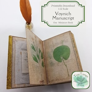 Peut inclure: Un livre miniature avec une reliure dorée et des pages ouvertes révélant des illustrations de plantes. Le livre est intitulé "Voynich Manuscript" et est étiqueté comme un téléchargement imprimable à l'échelle 1:12 de Tiny Tomes Press.