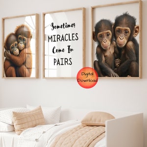 Peut inclure: Deux ensembles d'art mural imprimable mettant en scène une paire de bébés orangs-outans en train de se câliner et une paire de bébés chimpanzés assis ensemble. Le texte sur l'impression du milieu dit "Sometimes miracles come in pairs."