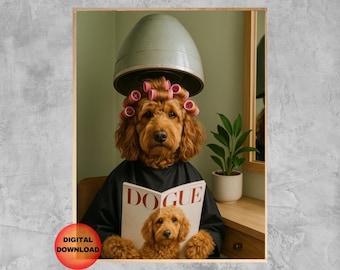 以下が含まれることがあります： 茶色の毛並みの犬が、ピンク色のヘアカーラーと黒いサロンケープを身につけ、ヴィンテージのヘアドライヤーの下にいる額入りのデジタルダウンロード。犬は表紙に犬が描かれた「Vogue」誌を持っています。小さな植物と鏡が背景にあります。