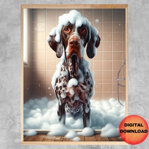 Può includere: Un cane macchiato marrone e bianco con schiuma bianca sulla testa si trova in un bagno piastrellato con una tenda da doccia dietro di lui. Il cane sta guardando direttamente la telecamera.