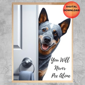 Blauwe heeler nooit alleen plassen poster, grappige hond badkamer kunst aan de muur, Australian Cattle Dog toilet kunst, uniek cadeau idee hond moeder, DOWNLOAD