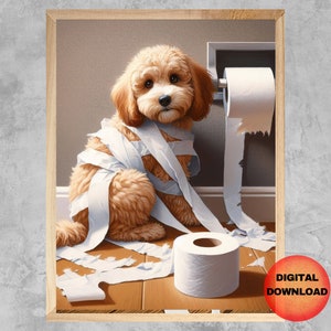 Könnte beinhalten: Ein hellbrauner Hund ist in eine Rolle weißen Toilettenpapiers verwickelt. Der Hund sitzt auf einem Holzboden mit einer Rolle Toilettenpapier auf dem Boden neben ihm. Der Hund schaut in die Kamera.