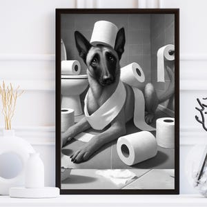 K&ouml;nnte beinhalten: Eine Schwarzwei&szlig;illustration eines Deutschen Sch&auml;ferhundes, der einen Toilettenpapierrollen als Hut tr&auml;gt und in Toilettenpapier eingewickelt ist. Der Hund sitzt in einem Badezimmer mit verstreuten Toilettenpapierrollen.