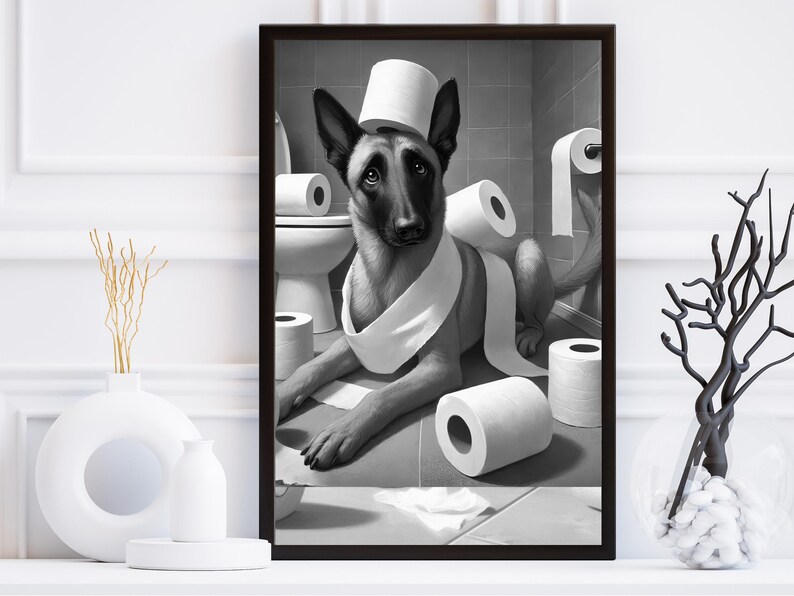 K&ouml;nnte beinhalten: Eine Schwarzwei&szlig;illustration eines Deutschen Sch&auml;ferhundes, der einen Toilettenpapierrollen als Hut tr&auml;gt und in Toilettenpapier eingewickelt ist. Der Hund sitzt in einem Badezimmer mit verstreuten Toilettenpapierrollen.