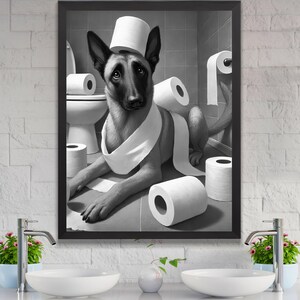 K&ouml;nnte beinhalten: Ein Schwarzwei&szlig;foto eines Hundes, der einen Toilettenpapierrollen als Hut und eine Toilettenpapierrolle als Schal tr&auml;gt. Der Hund sitzt in einem Badezimmer mit verstreuten Toilettenpapierrollen.