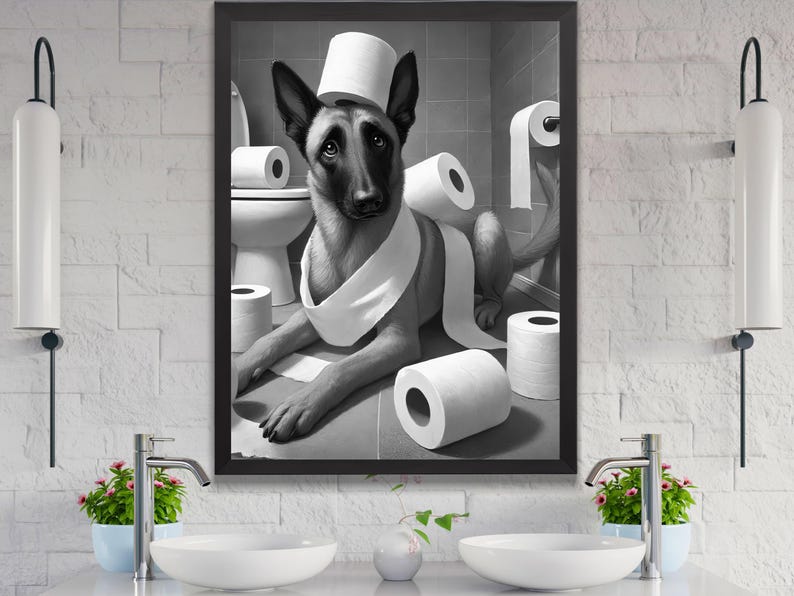 K&ouml;nnte beinhalten: Ein Schwarzwei&szlig;foto eines Hundes, der einen Toilettenpapierrollen als Hut und eine Toilettenpapierrolle als Schal tr&auml;gt. Der Hund sitzt in einem Badezimmer mit verstreuten Toilettenpapierrollen.