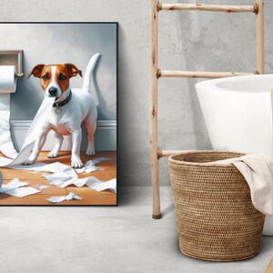 Puede incluir: Un perro blanco y marr&oacute;n con un collar negro est&aacute; de pie en un ba&ntilde;o. El perro ha tirado un rollo de papel higi&eacute;nico del soporte y est&aacute; jugando con &eacute;l. Hay trozos de papel higi&eacute;nico esparcidos por el suelo.