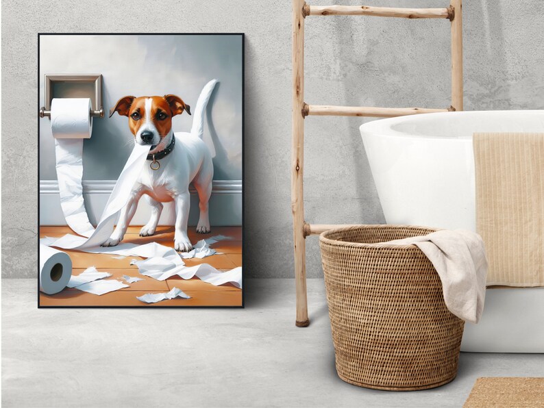 Puede incluir: Un perro blanco y marr&oacute;n con un collar negro est&aacute; de pie en un ba&ntilde;o. El perro ha tirado un rollo de papel higi&eacute;nico del soporte y est&aacute; jugando con &eacute;l. Hay trozos de papel higi&eacute;nico esparcidos por el suelo.