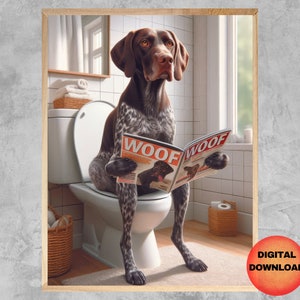 Könnte beinhalten: Gerahmter digitaler Kunstdruck mit einem braunen und weißen Hund, der auf einer Toilette sitzt und eine Zeitschrift mit dem Titel "WOOF" liest. Der Hund befindet sich in einem Badezimmer mit Fenster und Weidenkörben. Der Druck hat einen "DIGITALER DOWNLOAD" Aufkleber.
