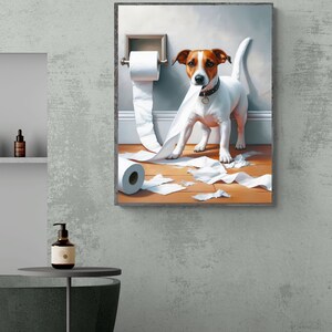 Puede incluir: Un perro Jack Russell Terrier blanco y marr&oacute;n est&aacute; de pie en un ba&ntilde;o con un rollo de papel higi&eacute;nico colgado de la pared. El perro ha tirado del papel higi&eacute;nico del rollo y est&aacute; de pie sobre una pila de papel higi&eacute;nico roto.