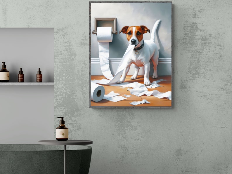 Puede incluir: Un perro Jack Russell Terrier blanco y marr&oacute;n est&aacute; de pie en un ba&ntilde;o con un rollo de papel higi&eacute;nico colgado de la pared. El perro ha tirado del papel higi&eacute;nico del rollo y est&aacute; de pie sobre una pila de papel higi&eacute;nico roto.