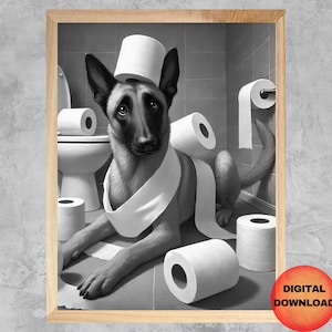 K&ouml;nnte beinhalten: Ein Schwarzwei&szlig;foto eines Deutschen Sch&auml;ferhundes, der einen Toilettenpapierrollen als Schal tr&auml;gt. Der Hund sitzt in einem Badezimmer mit verstreuten Toilettenpapierrollen.