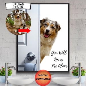 Puede incluir: Una descarga digital de un diseño de arte de pared imprimible con un perro asomándose por una puerta con el texto "You Will Never Pee Alone".