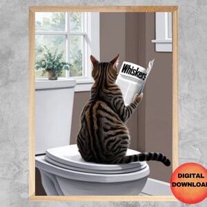 Könnte beinhalten: Eine getigerte Katze sitzt auf einem weißen Toilettensitz und liest eine Zeitung mit dem Titel "Whiskers". Die Katze schaut auf die Zeitung und hat einen ernsten Gesichtsausdruck. Das Badezimmer ist in einem hellbraunen Farbschema mit einem Fenster im Hintergrund eingerichtet.