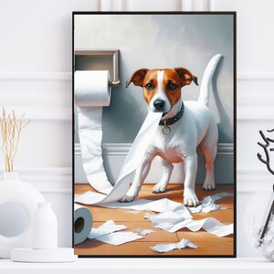 Puede incluir: Un perro Jack Russell Terrier blanco y marr&oacute;n est&aacute; de pie en un suelo de madera con un rollo de papel higi&eacute;nico. El perro ha tirado del papel higi&eacute;nico del rollo y est&aacute; jugando con &eacute;l. El perro est&aacute; mirando a la c&aacute;mara.