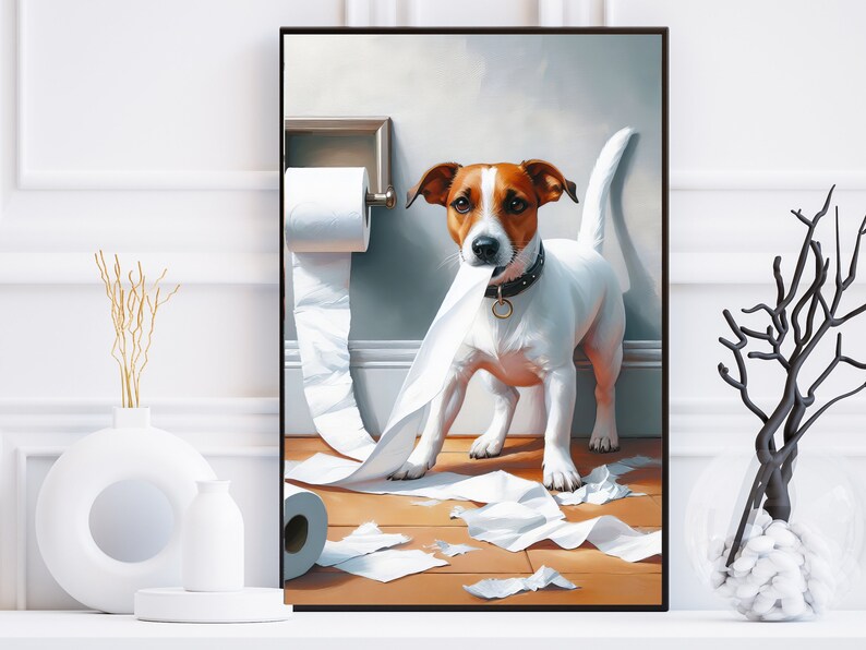 Puede incluir: Un perro Jack Russell Terrier blanco y marr&oacute;n est&aacute; de pie en un suelo de madera con un rollo de papel higi&eacute;nico. El perro ha tirado del papel higi&eacute;nico del rollo y est&aacute; jugando con &eacute;l. El perro est&aacute; mirando a la c&aacute;mara.