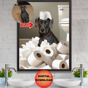 Op de afbeelding: Een ingelijste digitale kunstprint met een grijze hond met een rol toiletpapier op zijn hoofd, omringd door meer toiletpapier. De afbeelding bevat een kleine inzetfoto en een rode "UPLOAD" pijl. Een rode cirkel met "DIGITAL DOWNLOAD" staat onderaan.