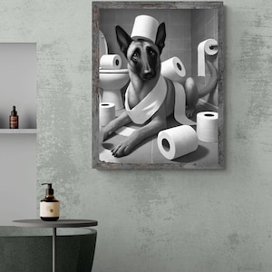 K&ouml;nnte beinhalten: Ein Schwarzwei&szlig;foto eines Hundes, der einen Toilettenpapierrollen als Hut tr&auml;gt. Der Hund sitzt in einem Badezimmer mit verstreuten Toilettenpapierrollen.