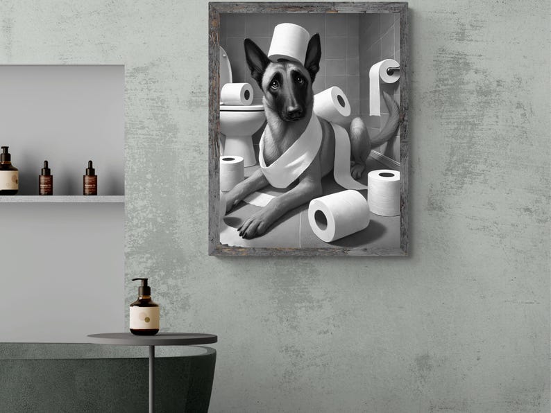 K&ouml;nnte beinhalten: Ein Schwarzwei&szlig;foto eines Hundes, der einen Toilettenpapierrollen als Hut tr&auml;gt. Der Hund sitzt in einem Badezimmer mit verstreuten Toilettenpapierrollen.