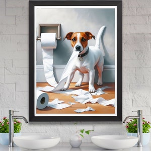 Puede incluir: Un perro Jack Russell terrier blanco y marr&oacute;n est&aacute; de pie en un ba&ntilde;o con un rollo de papel higi&eacute;nico en la boca. El perro ha tirado del papel higi&eacute;nico del rollo y hay trozos de papel higi&eacute;nico en el suelo.
