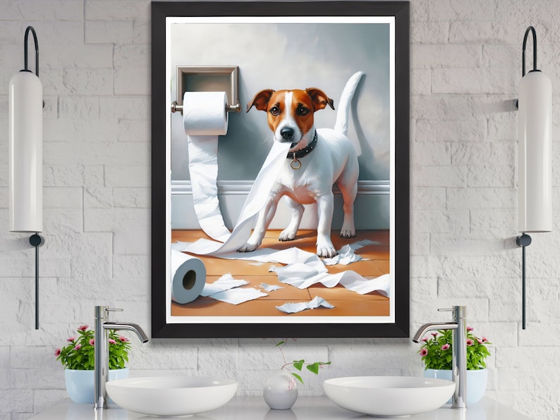 Puede incluir: Un perro Jack Russell terrier blanco y marr&oacute;n est&aacute; de pie en un ba&ntilde;o con un rollo de papel higi&eacute;nico en la boca. El perro ha tirado del papel higi&eacute;nico del rollo y hay trozos de papel higi&eacute;nico en el suelo.